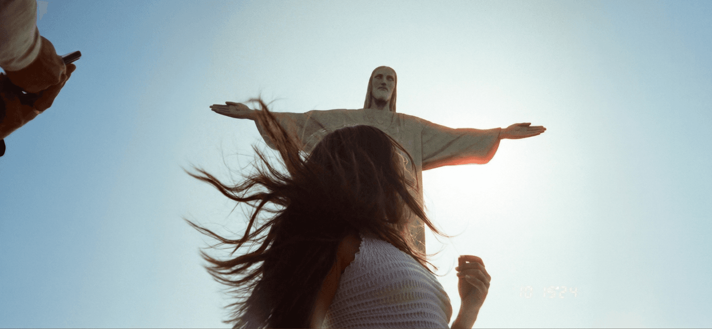 Mulher contemplando a vista